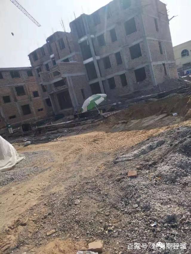 并且在沒有施工證的情況下持續違法施工