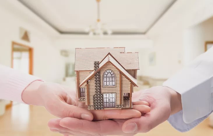 賈強給出的方案是退費或另選一套回遷房