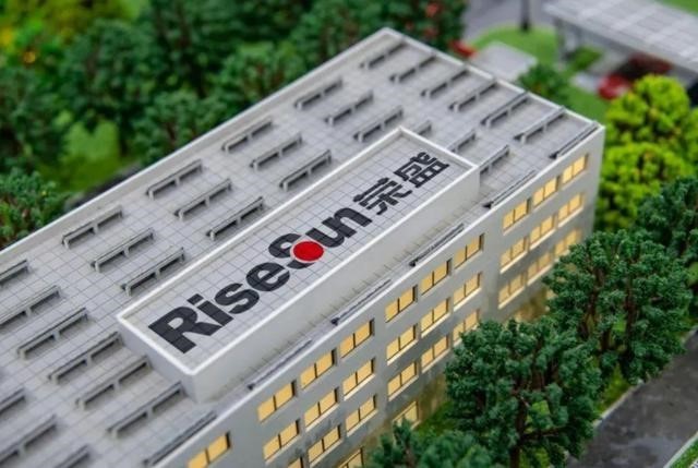 當(dāng)?shù)禺a(chǎn)人和媒體人一起坐在電子競價室