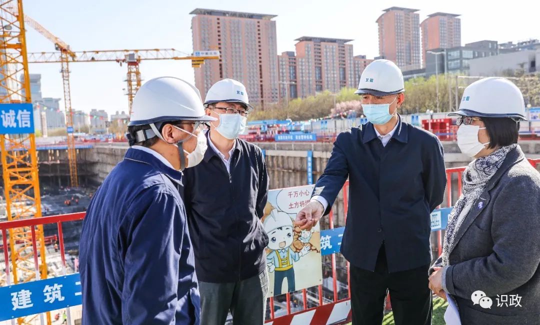 直接連通的新機(jī)場線地鐵站規(guī)?？氨缺本┱?></img></p>
<p><strong>我當(dāng)年的錢能買三室</strong></p>
<p>1、剛教育工作不久，沒錢，便賣了個小的兩室，當(dāng)時大國際形勢是買賣雙方行業(yè)，定金適當(dāng)，樓盤更重要少，輪不到選，買了個二手的回遷房，有證，樓下居民樓2.4w左右，我這個便宜6000，雖然洋房通風(fēng)還行，一咬牙，便買了。</p>
<p>2、當(dāng)時月供與薪水一樣多，窮死了，買車一年后，房貸成倍增長，心理壓力總是有些，畢竟換教育工作了，距樓房較遠(yuǎn)，準(zhǔn)備工作勤奮養(yǎng)家要么將故鄉(xiāng)村上的沿街樓下手買二套，縣區(qū)上的沿街樓前幾年能賣78萬，這幾年一文不值了，，，經(jīng)第一次買房子，我其實金濤的認(rèn)識論卻是值得參見的，人要順勢而為，逆市要比乘勢花費更高的付出，投資收益卻不較大多，這不18年的新貨分散成功上市，我當(dāng)年的錢能賣三室，再提個翻新頁，能買新東站4室兩廳了，但我賣的邊線算不上差，離著兩個商業(yè)區(qū)1000米。</p>
<p><strong><a href=