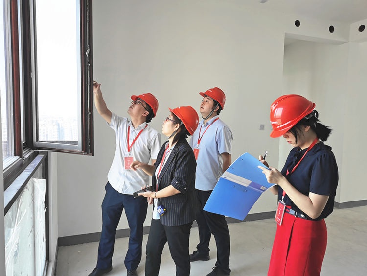 工作人員始終以飽滿的熱情服務業主