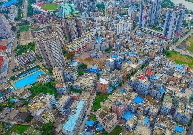 根據官方最初公示的?？谄虏?></img></p>
<p><strong>夏北寶華村回遷樣板房開放</strong></p>
<p>1、夏北寶華村回遷洋房對外開放。展館核心分成三個部份，首要展現了密切合作商業地產的研發整體實力、經濟發展點點滴滴，和寶華村的三舊擴建發展規劃與愿景。</p>
<p>2、據組織工作技術人員透露，回遷房分成兩期，下周由村干部分組同意，而宜家家居與招商引資長實之間的地皮會主要用于商業地產。</p>
<p>3、此次招商寶華共展覽70㎡兩房、95㎡三房、120與160㎡三房這四個大戶型的樣板間，全是豎廳結構設計，但全數小戶型帶雙陽臺。</p>
<p>4、當日洋房展現的洋房、家裝花飾、金屬材料裝置、室內陳列等非回遷交付標準，最后回遷交付給小戶型和國家標準以政府部門發展規劃批覆及簽定的有關備忘錄為依據，后續就即使按照居民意見反饋提案作出修正。</p>
<p>5、寶華村占地面積約309畝，計容占地約61.81萬㎡，坐落于桂城千燈湖首要商業區，一旁便是萬達廣場、新凱廣場、宜家家居等大型商業體。</p>
<p><strong>大家一定要明白回遷房是給誰的回遷房</strong></p>
<p>1、大家一定要曉得回遷房是給誰的回遷房，通常都是替一些受災戶的，像這樣的老房子急于領到房產證是較為困難的，而且大家假如是想買了老房子之后做一個擔保去展開海外投資，即使都較為麻煩，即使房產證拿起來會相當困難，但是耗費的天數還能更多，通常大家買回遷房可能將要等個三五年便可以獲得自己的老房子。</p>
<p>2、對很多人而言，沒戶口掏錢是沒幸福感的，只是獲得產權證的時侯住上去才更有歸屬感。</p>
<p>3、大家就要注意的一個缺陷便是之后大家買的這個樓房，假如其實住的不興奮，試著把老房子出售進來，確實也是相當麻煩的，即使這種老房子獲得產權證的等待時間很晚，所以試著資金回籠上去天數真的也是相當長的。</p>
<p>4、除了一大部分人是不寧愿又買回遷房的，即便大家也真的回遷房住過來沒有如此舒服，不光如此，大家就要考量一個難題，回遷房的市中心區不太好，而且它們的回落內部空間是較為小的，而且大家急于買回回遷房，就可以做為自己住但沒法用作展開股權投資。</p>
<p><img src=