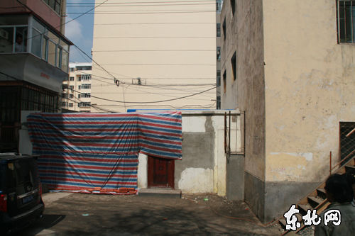 北面靠市政路及正在建設的回遷房小區