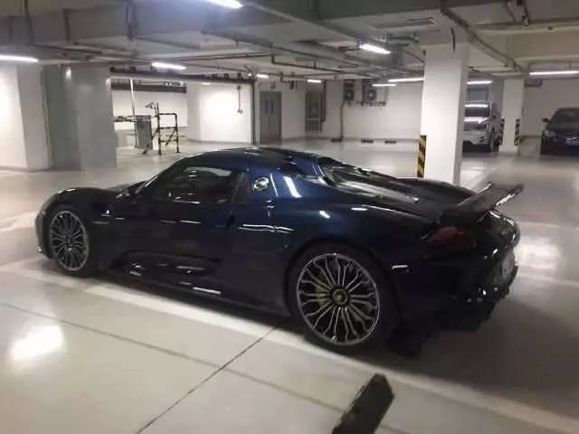 一輛少說六七年的很破的電動(dòng)車在樓道里停