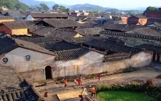 坐落在富春江邊的東梓關村是古村落