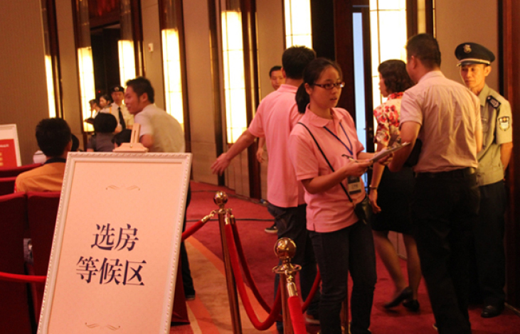 在青石街片區(qū)安置房的選房確認現(xiàn)場